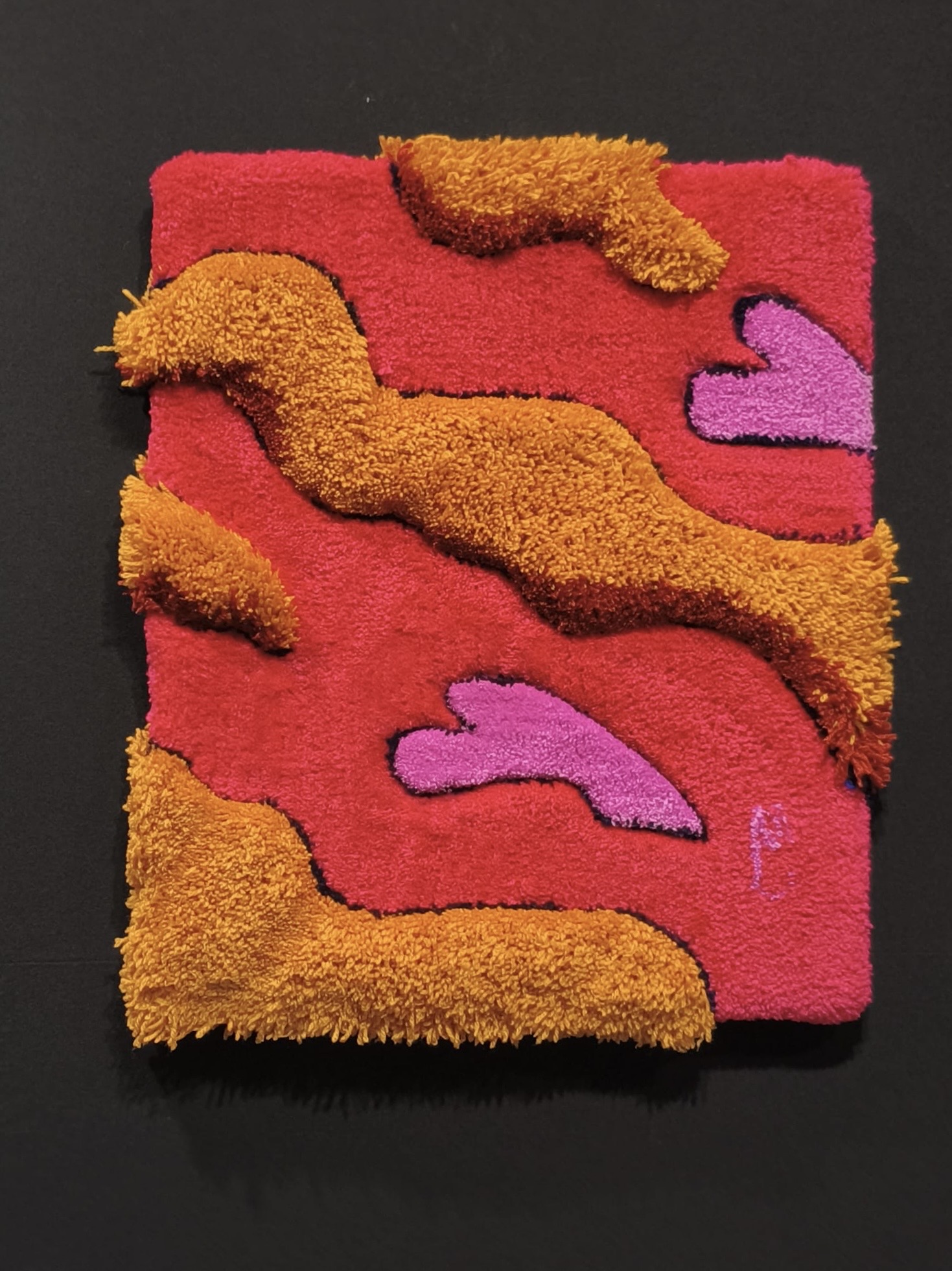 Détail des reliefs textiles en laine magenta et ocre du tableau A Mar par Mari Jinkings