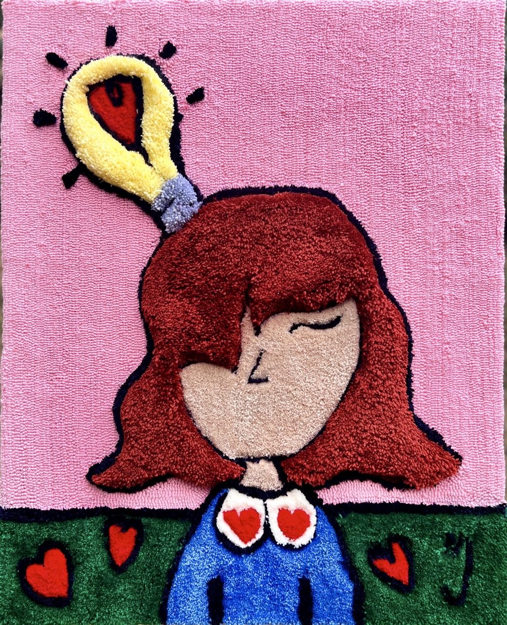 Tableau tufting L'étincelle par Mari Jinkings 81x65 cm personnage chevelure rousse et ampoule cœur sur fond rose